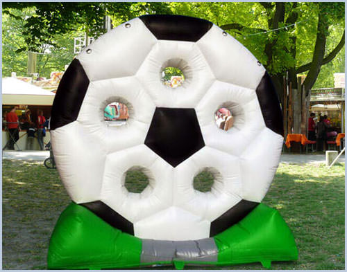 Ansicht der runden Torwand im Design eines Fußballs.