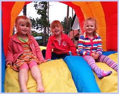 Spielende Kinder auf der Hüpfburg.